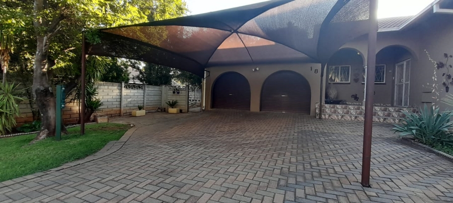 4 Bedroom Property for Sale in Wilkoppies North West